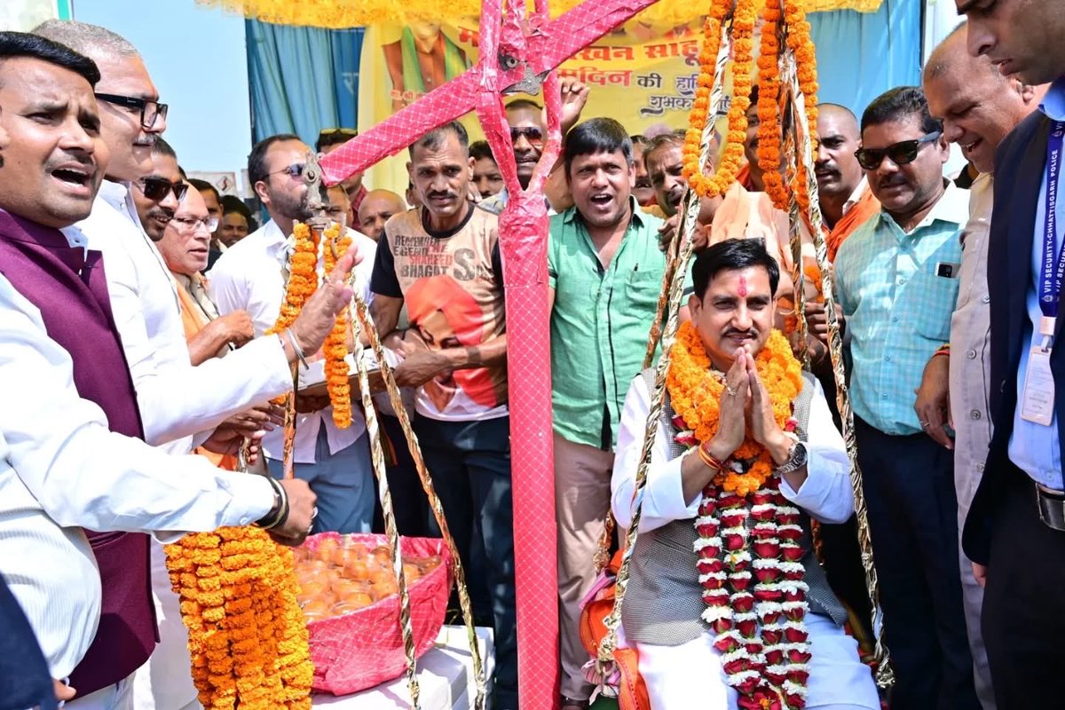 tokhansahu_bjp's tweet photo. आज ग्राम कछार में भारतीय जनता पार्टी के देवतुल्य जनता ने मुझे आत्मीय अभिनंदन किया।
स्नेह और सम्मान के प्रतीक के रूप में लड्डू से तुलादान किया गया।
#hamarsansadhamartokhan
#HBTS #RFS
#thankyou #viksitbharatviksitchhattisgarh #atmanirbharbharat #modikaparivar https://t.co/wL0zcdliKF
