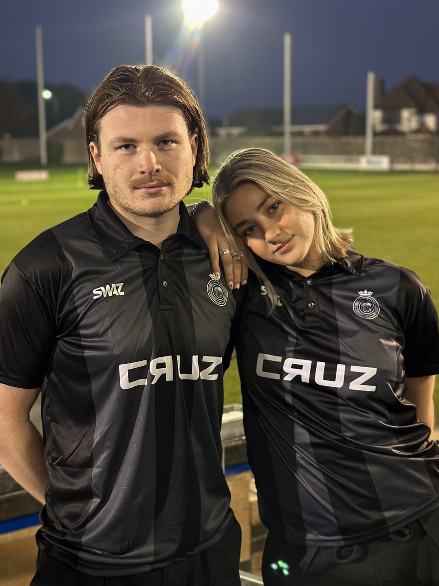 band_cruz's tweet image. ⚽️ CRUZ HOME SHIRT 2025/26 ⚽️

These shirts will be first available to buy at our Sheffield headline show on Saturday 8th November. 

A big thank you to @HallamFC1860 for inviting us down last night 💙

Let us know what you think!