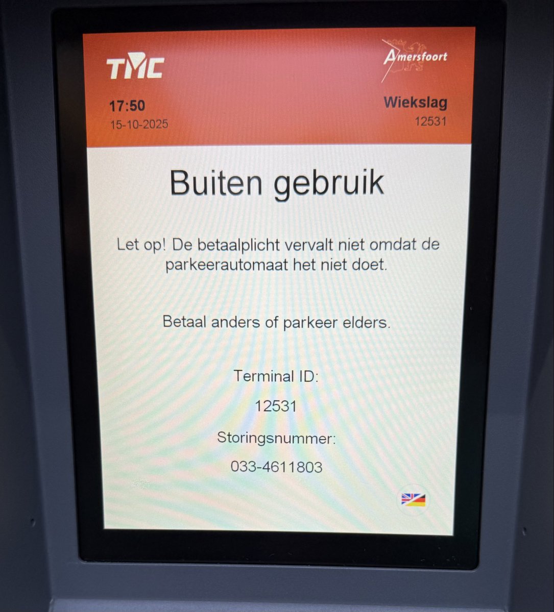 Afspraak bij mijn pedicure in @Amersfoort daar is sinds 1 oktober betaald parkeren ingevoerd. Wat denk je? Zie foto. Betaal anders! Hoe? Parkeer elders. En dan? Ja sorry pedicure dat ik te laat ben, moest op zoek naar een werkende parkeerautomaat 😳
