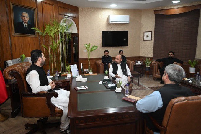 Shazia_jan09's tweet photo. @iqrarulhassan سر جی یہ تصویر بھی شئیر ہوئیتگی یہ اپ کو کوئی نظر نہیں آئی 
خیر مہنگائی کی وجہ سے چشم بھی مہنگا ہوگئے ہیں https://t.co/z2HJ3kKg9V