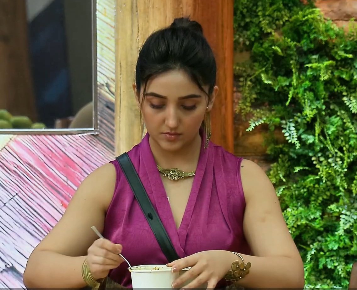 She is coming out as one of the strongest person with outmost maturity. The only thing I want her to focus on her individual game more. She knows how to speak ,when to speak and how to put her points ❤️👑&gt;

#ashnoorkaur #abhinoor #biggboss19