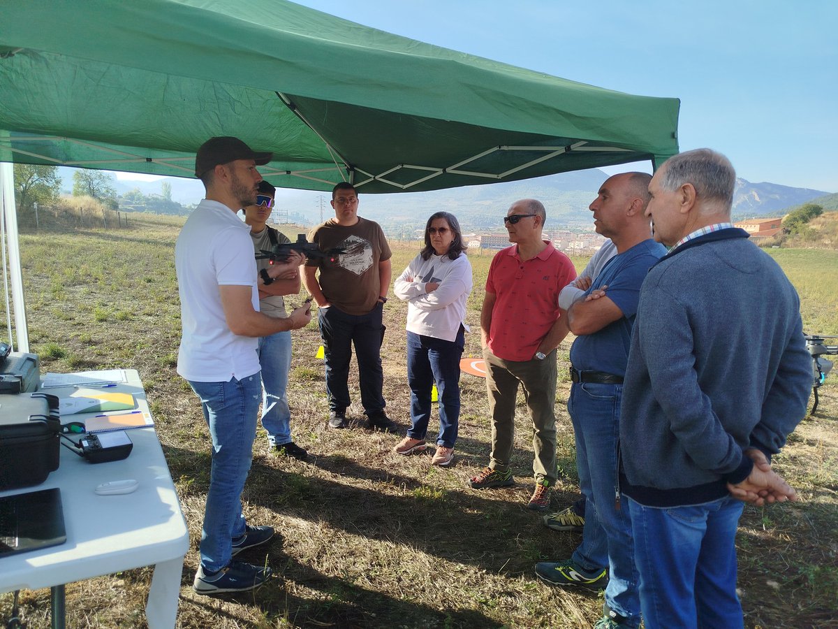 Temperotv's tweet photo. Este sábado 18 de octubre asistiremos a un curso de iniciación en #dronesagrícolas en #valderrobres 
Una tecnología que cada vez despierta más interés en el sector primario. A las 14:55h en @aragontv 
@UPA_Federal https://t.co/UOcyq6gkAz