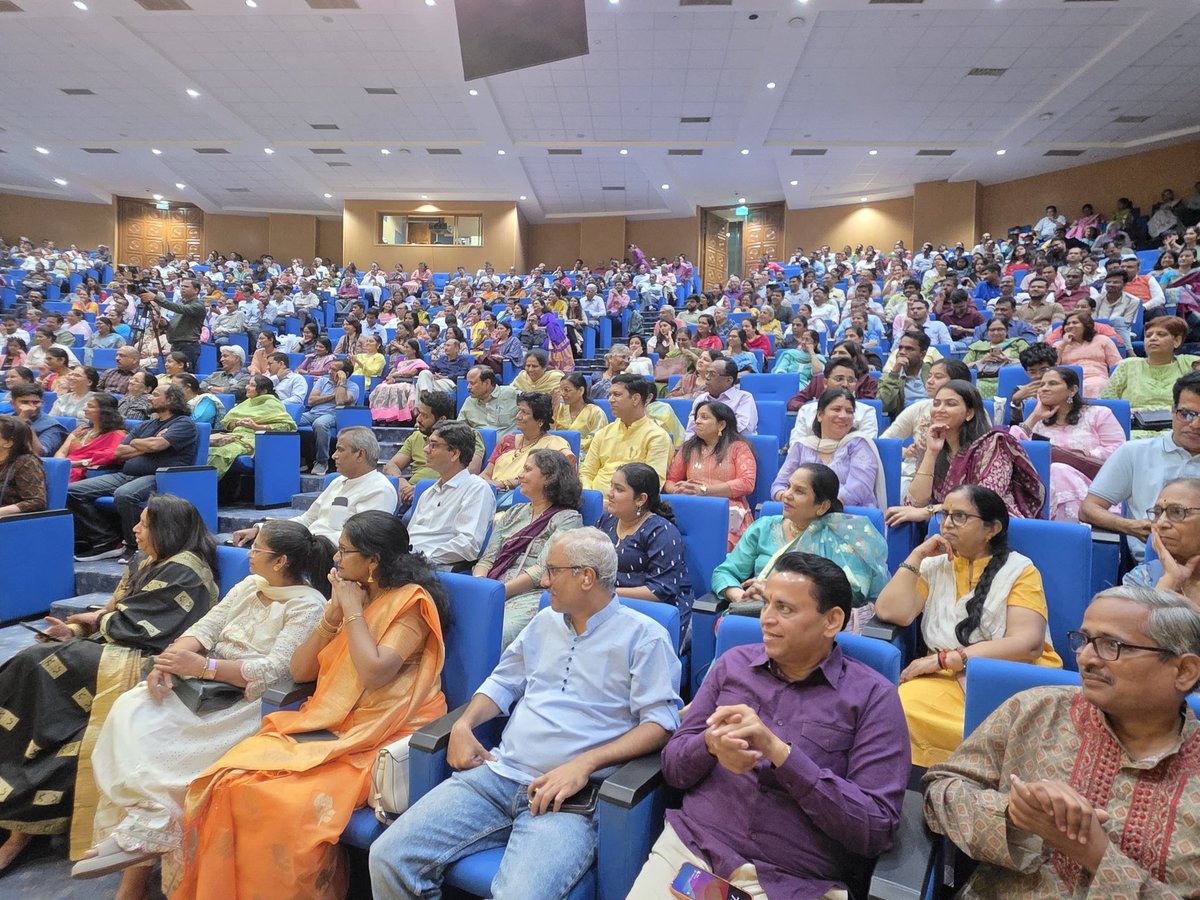 डॉ. आंबेडकर इंटरनेशनल सेंटर, दिल्ली में आयोजित सकाळ द्वारा आयोजित दिवाली पूर्व संध्या कार्यक्रम संकर्षण व्हाया स्पृहा’ में सम्मिलित होकर मन प्रसन्न हो गया।
संकर्षण कऱ्हाडे और स्पृहा जोशी की कविताओं, किस्सों और गप्पों से सजी यह सायंकालीन मैफल दिवाळी की उमंग और बढ़ा गई।