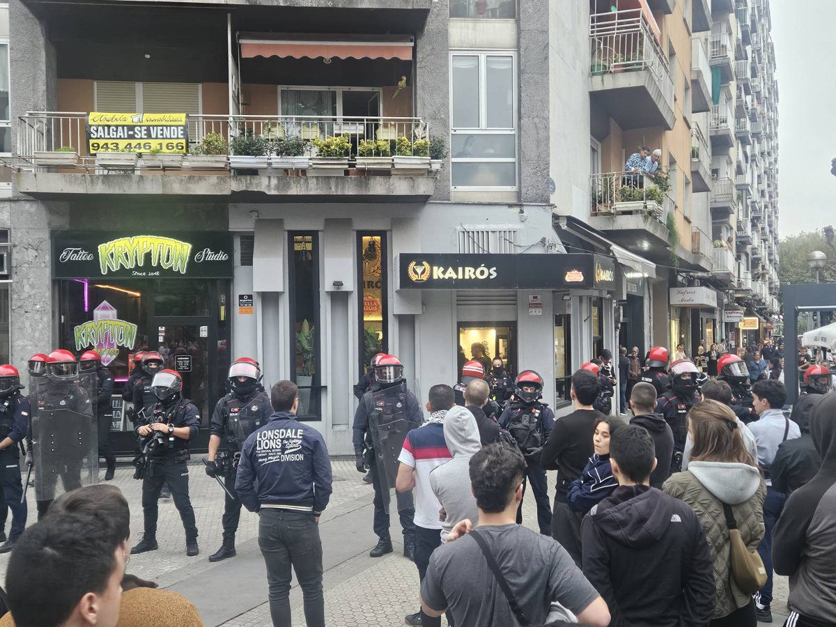 🇵🇸 Donostiako eserialdia bukatzean, hainbat pertsonari jarraitu die Ertzaintzak, eta taberna baten barruan atxikirik ditu orain.

Sarrera itxi dute poliziek, eta inguruan bildu da jendea, atxikitako lagunekin elkartasunez.