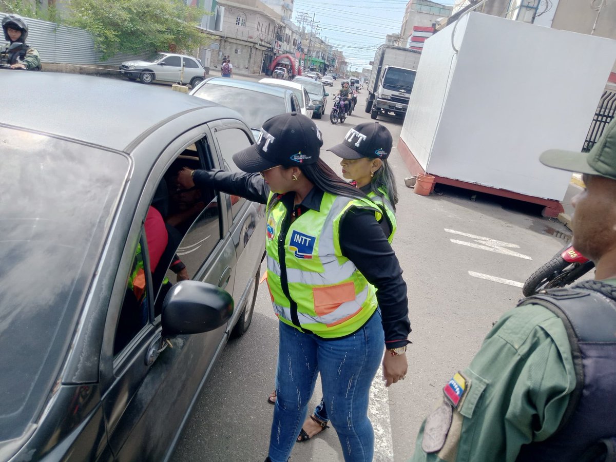 Desde el centro de Punto Fijo, el INTT desarrolla abordajes preventivos en materia de educación vial, dirigidos a los conductores que circulan por las principales avenidas de la Península de Paraguaná.