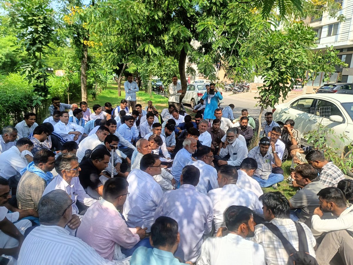 VipinPrakashSh7's tweet photo. निशक्तजन निदेशालय के बाहर दिव्यांगजन कर्मचारियों की मांगों के समर्थन में अखिल राजस्थान राज्य कर्मचारी संयुक्त महासंघ एकीकृत द्वारा धरना दिया गया, इसके बाद उपमुख्यमंत्री को मांगों के सकारात्मक समाधान हेतु ज्ञापन दिया गया।  
विपिन प्रकाश शर्मा 
प्रदेश महामंत्री 
कर्मचारी महासंघ https://t.co/jaF4YBMQVO