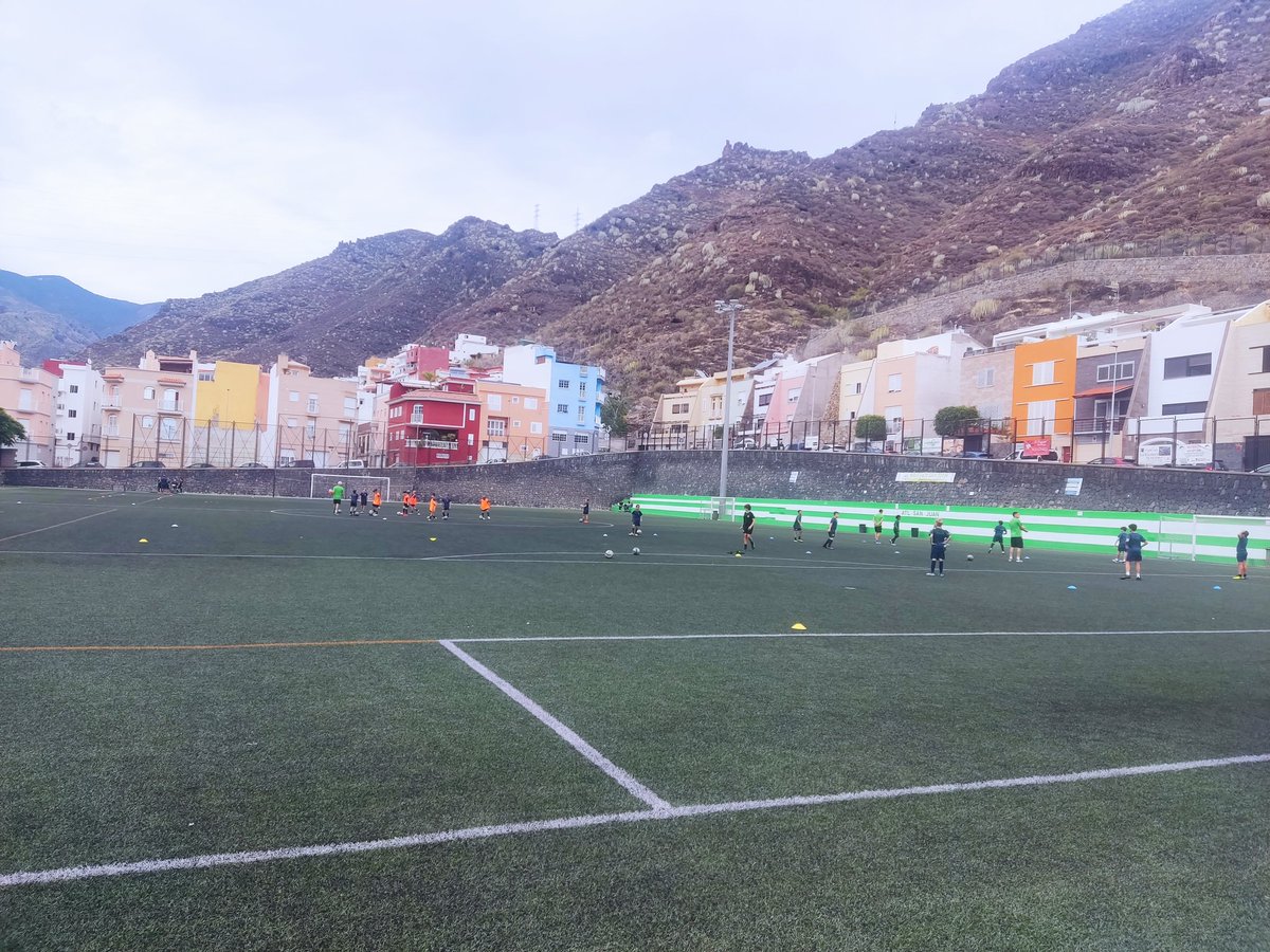 Alevines A y B y Escuela de porter@s entrenando en esta tarde de otoño en el campo de fútbol de María Jiménez. #elclubquequeremoshacer 🤍💚⚽❤️
