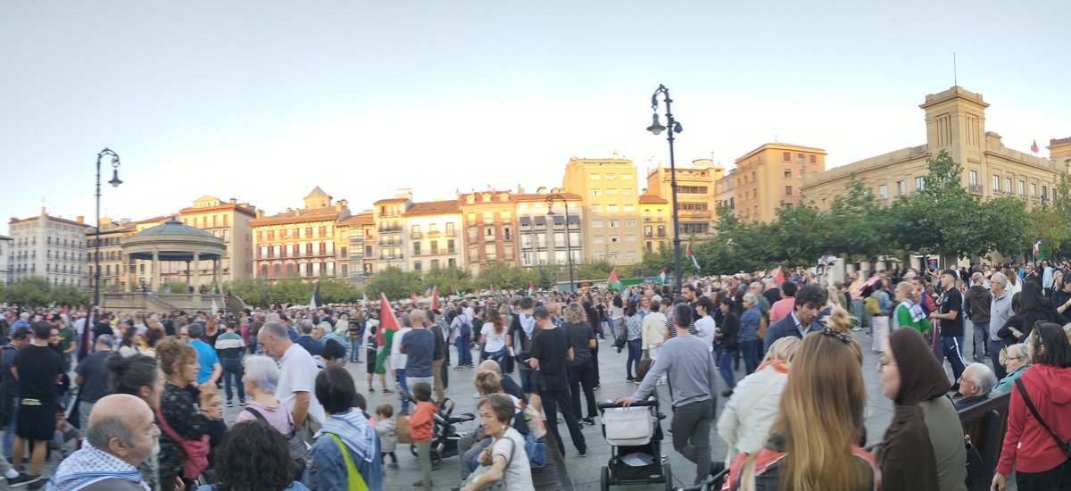 EnekoCompains's tweet image. Gaztelu plaza herritarrez lepo oraintxe bertan. Ibaitik Itsasora, Palestina askatu!✊🏼🇵🇸 #StopGenocideInGaza #BoikotIsrael #LangileokPalestinarekin