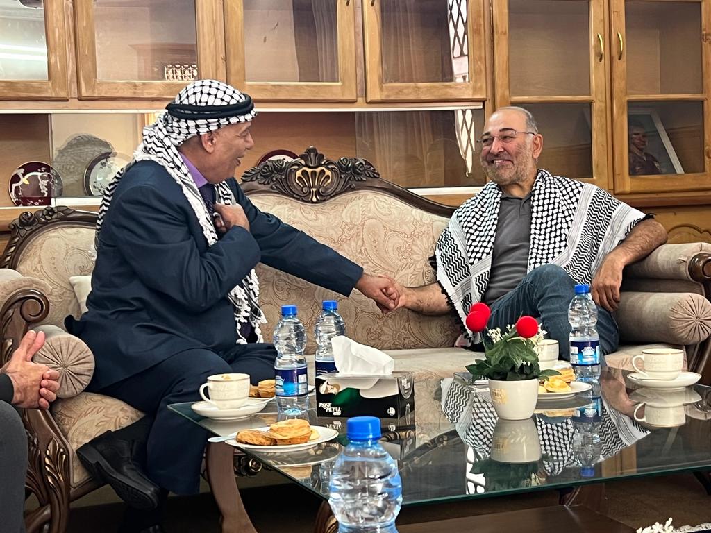 SenatorMushtaq's tweet photo. فلسطینی سفیر کی گھر آمد ،اسرائیلی عقوبت خانے سے رہائی پر مبارکباد دی۔
فلسطینی سفیر نے کہا کہ میں بھی اسرائیلی جیل میں رہا ہوں اس لئے اب ہم ایک ہی کلب کے ممبر بن گئے۔
پیس اگریمنٹ کا مطلب جینوسائیڈ کے مرتکبین کو بھولنانہیں، ان جنگی مجرموں کا تعاقب جاری رکھیں گے۔
پاکستانی عوام اقصی، غزہ اور فلسطین کیلئے متحد ہیں۔
عالمی برادری سیز فائر اگریمنٹ پر عملدرآمد کو یقینی بنائے۔