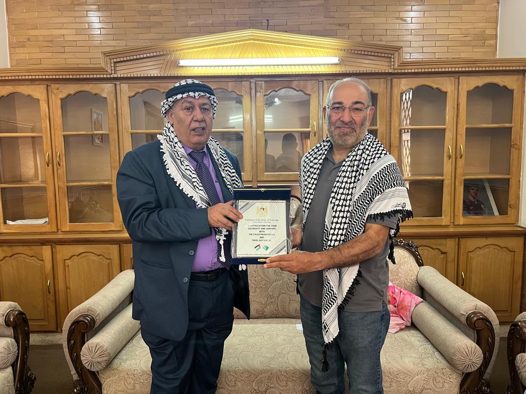SenatorMushtaq's tweet photo. فلسطینی سفیر کی گھر آمد ،اسرائیلی عقوبت خانے سے رہائی پر مبارکباد دی۔
فلسطینی سفیر نے کہا کہ میں بھی اسرائیلی جیل میں رہا ہوں اس لئے اب ہم ایک ہی کلب کے ممبر بن گئے۔
پیس اگریمنٹ کا مطلب جینوسائیڈ کے مرتکبین کو بھولنانہیں، ان جنگی مجرموں کا تعاقب جاری رکھیں گے۔
پاکستانی عوام اقصی، غزہ اور فلسطین کیلئے متحد ہیں۔
عالمی برادری سیز فائر اگریمنٹ پر عملدرآمد کو یقینی بنائے۔
