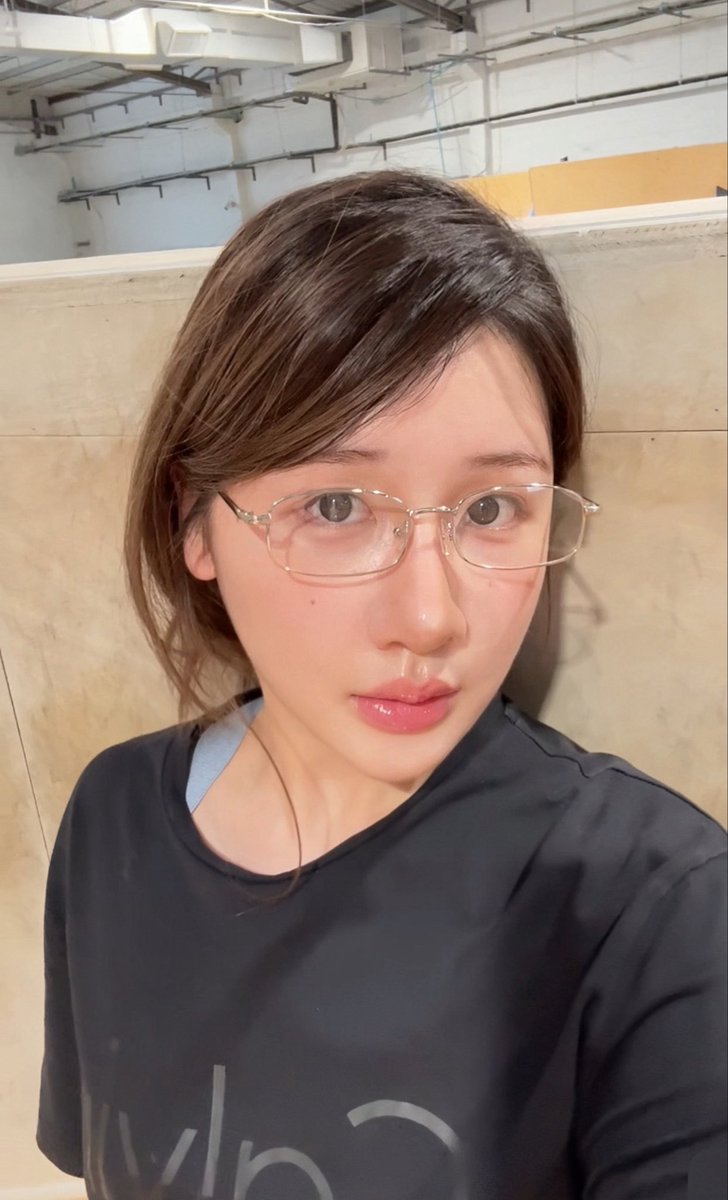 ห่างกัน1ปี แต่แต่งหน้าเก่งขึ้นเยอะมาก เมื่อก่อนไท่แตะคอนทัวร์เลน ไม่กล้าใช้พาเลทตา แต่งหน้าคลีนมาก แต่ตอนนี้คือแต่งหน้าเต็ม ติดตาสองชั้น ขนตาปลอม คอนทัวร์จมูก กรอบหน้าแล้วก็ไฮไลท์ ใคยังไม่เคยลองนี่ต้องลองนะจะบอกให้ หน้ามีมิติมาก