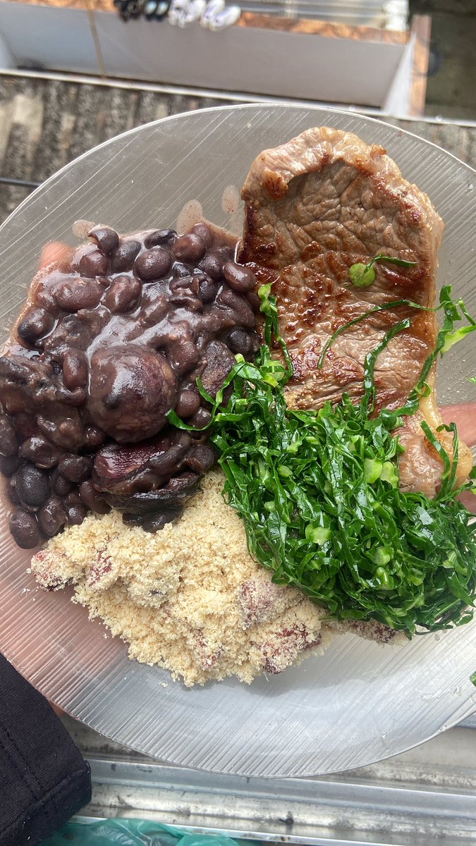 vulgoobala's tweet image. Hora do almoço numa quarta-feira cinza qualquer