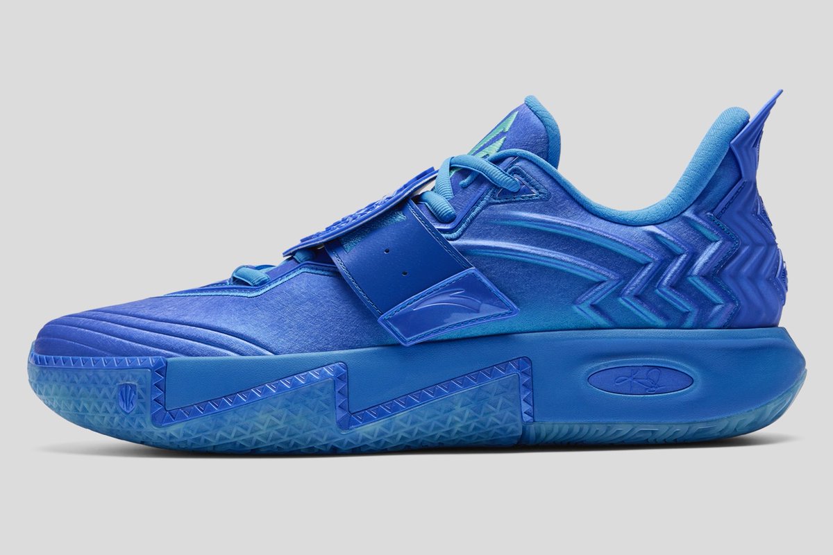 SoleRetriever's tweet photo. KING OF THE COURT: The next ANTA KAI 2 is inspired by @KyrieIrving winning a 1-on-1 competition during an internal Mavericks practice last year 🤞🔵 

🗓️ October 18th
💵 $125 https://t.co/7TsBtsJhhp