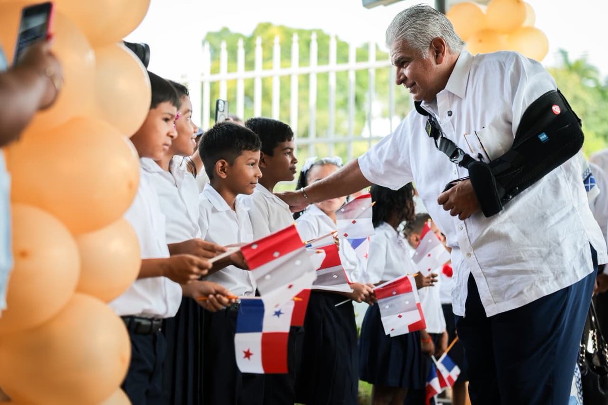 *Presidente Mulino entrega escuela básica largamente esperada en Aguadulce* 

Luego de más de 10 años de expectativa, la comunidad de El Barrero, en el distrito de Aguadulce, celebra este la inauguración del nuevo Centro Educativo Básico General El Barrero por parte del