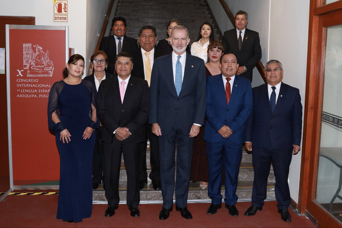El Rey ha recibido las llaves de la ciudad de Arequipa (Perú) por parte del alcalde de la ciudad y ha saludado a los miembros del concejo municipal, en el marco del X Congreso Internacional de la Lengua Española (CILE).

➡️casareal.es/ES/Actividades…