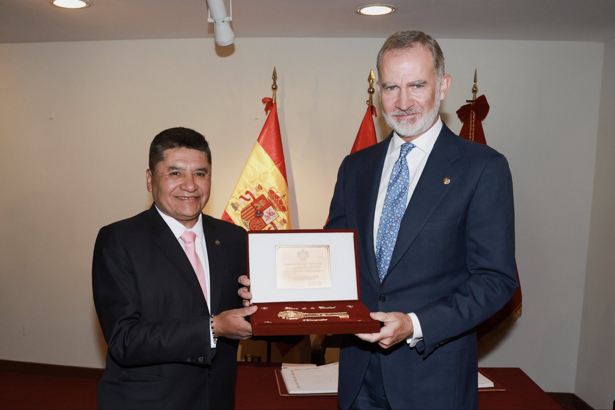 CasaReal's tweet photo. El Rey ha recibido las llaves de la ciudad de Arequipa (Perú) por parte del alcalde de la ciudad y ha saludado a los miembros del concejo municipal, en el marco del X Congreso Internacional de la Lengua Española (CILE).

➡️https://t.co/crU4Xib71z https://t.co/d5L3H0hZgu