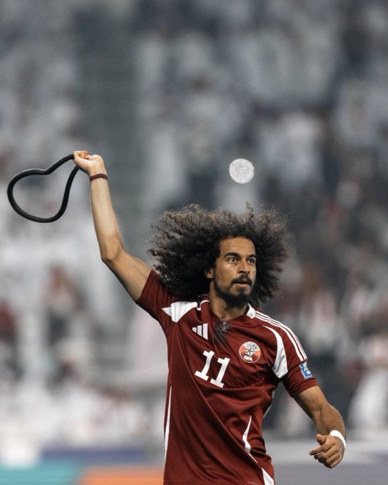 لاعب المنتخب القطري الذي الذي ينتمي لأصول أربعة دول غير قطرية يرفع العقال لتهديد الجمهور الإماراتي في الملعب أمس بعد فوز منتخب قطر المجنس (والغير قطري) على منتخب الإمارات.

ينتمي أكرم عفيف إلى 4 أصول فهو تنزاني حسب الجنسية التي يحملها والده كما أن والده له أصول صومالية ووالدته