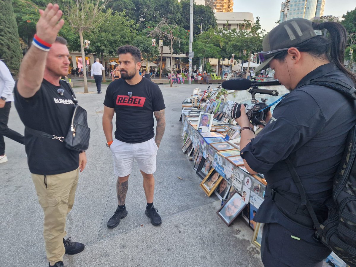 TRobinsonNewEra's tweet photo. Paying my respects at Dizengoff Square 🇮🇱 

Fuck hamas. 

#NeverAgain https://t.co/eEGwpFDyJq