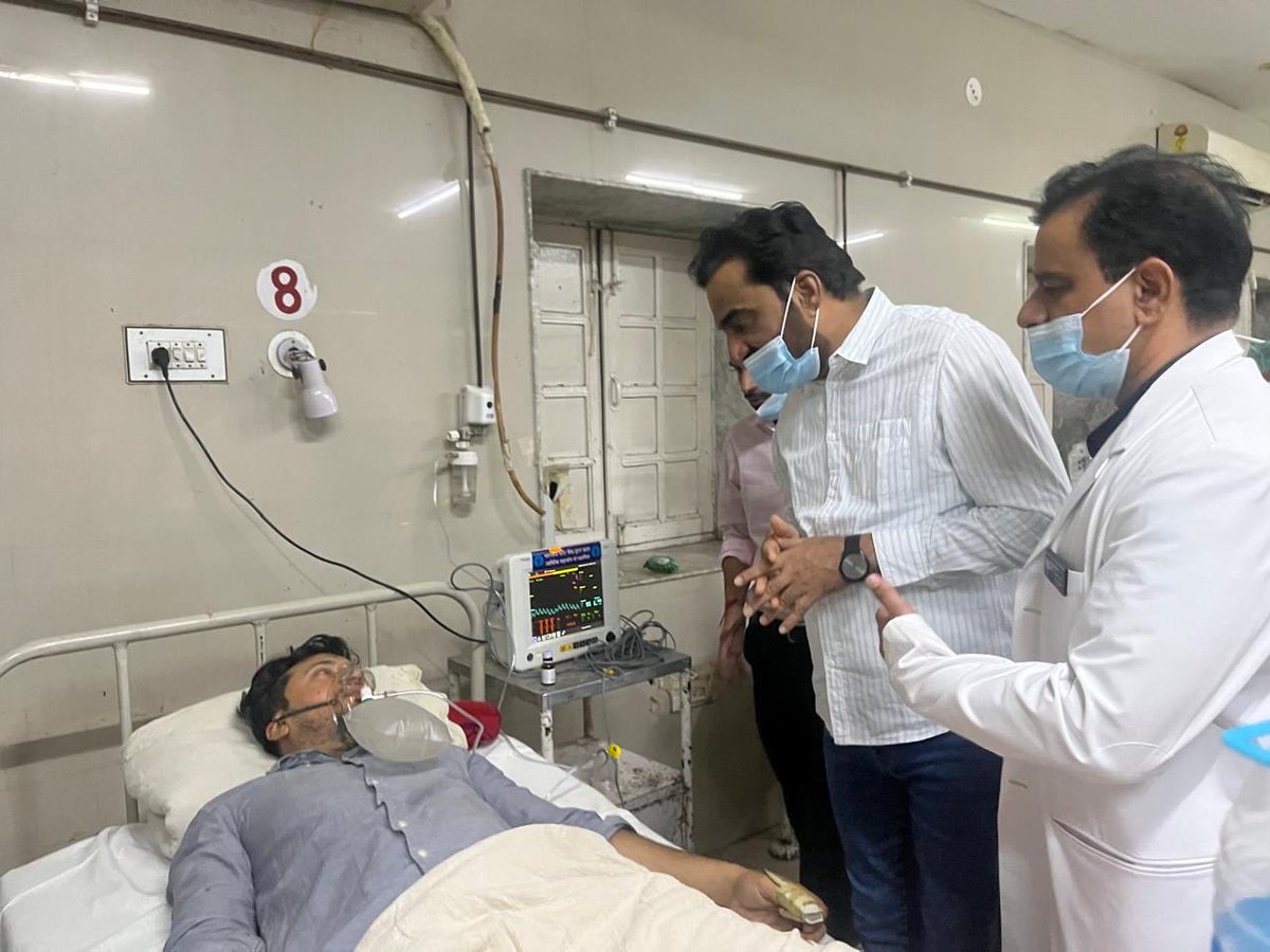 बस हादसे के पीड़ितों को मिले एक-एक करोड़ की सहायता– RLP सुप्रीमो हनुमान बेनीवाल

जैसलमेर बस आगजनी में झुलसे नागरिकों से मिलने पहुँचे सांसद हनुमान बेनीवाल कहा — “भाजपा प्रदेश अध्यक्ष की पत्नी को तो एयरलिफ्ट किया, पर झुलसे नागरिकों को क्यों नहीं?”
<a href="/hanumanbeniwal/">HANUMAN BENIWAL</a> <a href="/RLPINDIAorg/">Rashtriya Loktantrik Party</a>