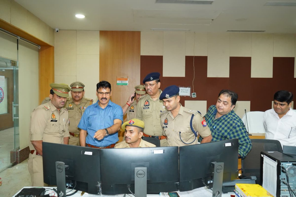 kanpurnagarpol's tweet photo. पुलिस आयुक्त कानपुर नगर, श्री रघुबीर लाल महोदय ने आज स्वरूप नगर, मोतीझील स्थित ICCC का निरीक्षण किया। निरीक्षण में अपराध नियंत्रण, ट्रैफिक प्रबंधन और जनसुविधा से जुड़ी आधुनिक तकनीकी कार्यप्रणाली की समीक्षा की गई। 
@kanpurtraffic @Dcpcentralknr @dcpskanpur @dcpwkanpur @dcpekanpur https://t.co/5bSzcRLaQ9