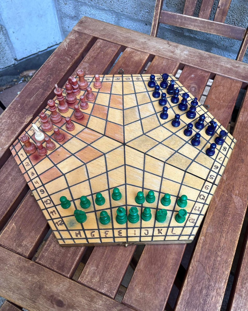 We qet kişika sê alî leyîstîye?
(Ji Mûzexaneya Kişikan li Rotterdam)

(Siz hiç üçlü satranç oynadınız mı?
Rotterdam Satranç Müzesinden)

15-10-2025