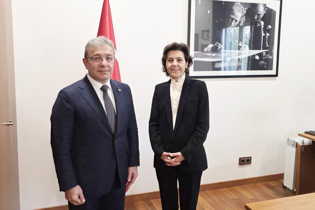 🇪🇸 Barselona’da Akademik Gurur ve Diplomatik Dayanışma

🤝 Avrupa Bilimler Akademisi (Academia Europaea) üyeliğine kabul töreninin ardından Rektörümüz Prof. Dr. Bayram Yılmaz, T.C. Barselona Başkonsolosu Sayın Ayşe Zeybek’i makamında ziyaret etti.

💬 Rektörümüz, tören sürecine