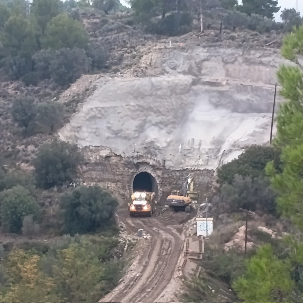 Hardacho's tweet photo. Se confirma el retraso en la reapertura de la línea @ADIF610 #SAGUNTZGZ no antes de #Diciembre2026!!!! 🥵🥵🥵OMG Estado de las obras en el túnel 10, 12 (será sustituido por trinchera), y 11. @Gusiluz18530458 @Trenvista @ViajandoContig2 @oscar_puente_ @Adif_es https://t.co/gv1HJ34N4f