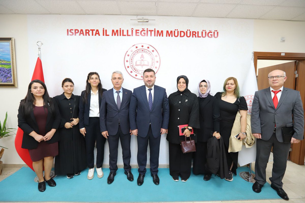 Eğirdir İlçe Millî Eğitim Müdürümüz Necdet EROL ve Eğirdir Cennet Erdoğan Bilim ve Sanat Merkezi idareci ile öğretmenleri, proje çalışmaları hakkında görüş alışverişinde bulunmak üzere İl Millî Eğitim Müdürümüz Recai OCAK’ı makamında ziyaret etti.

Özverili çalışmalarından dolayı