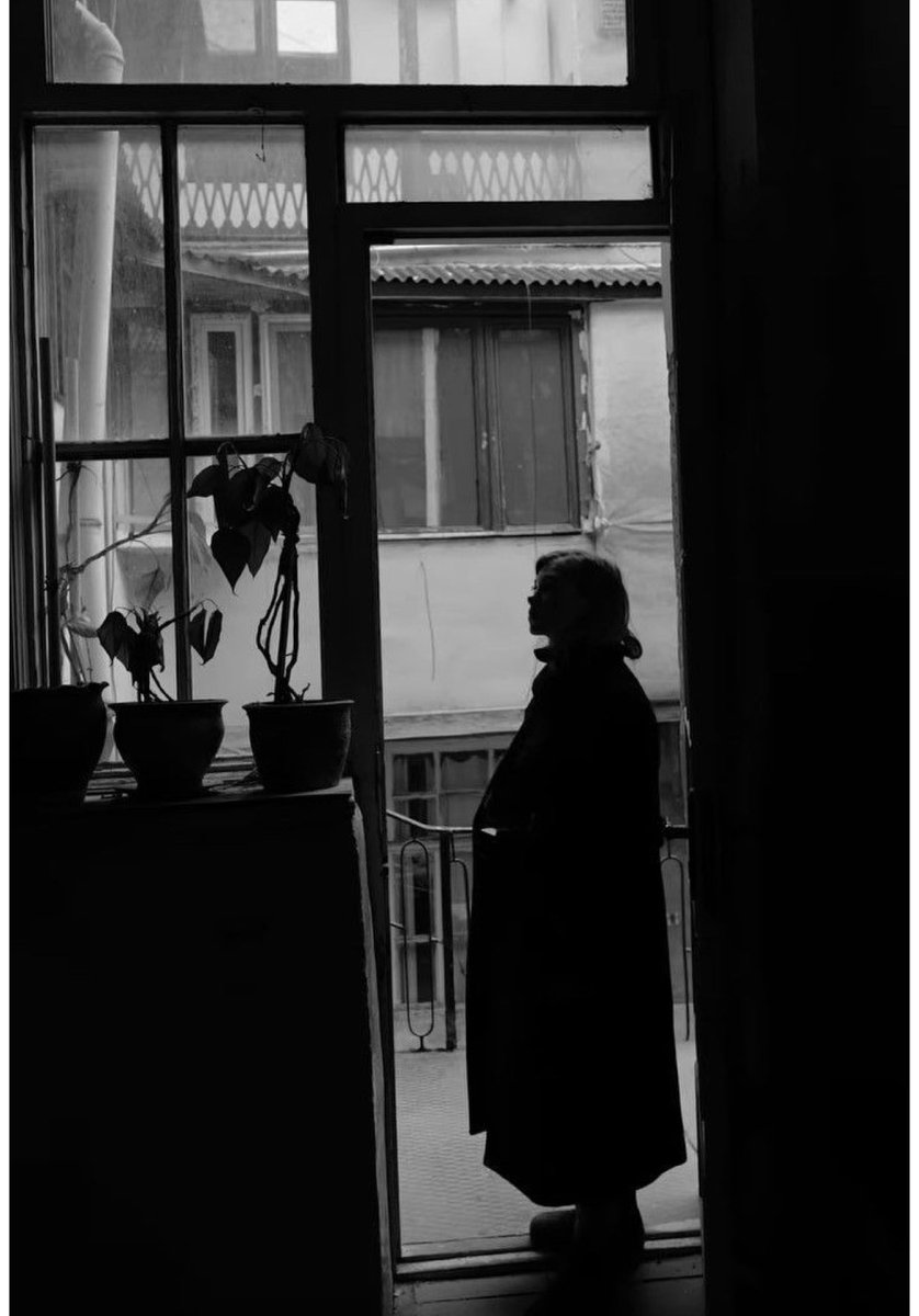 Schopenhauer der ki: 
“Doğuştan gelen tek bir yanılgı vardır, o da mutlu olmak için burada olduğumuzu sanmamızdır.”