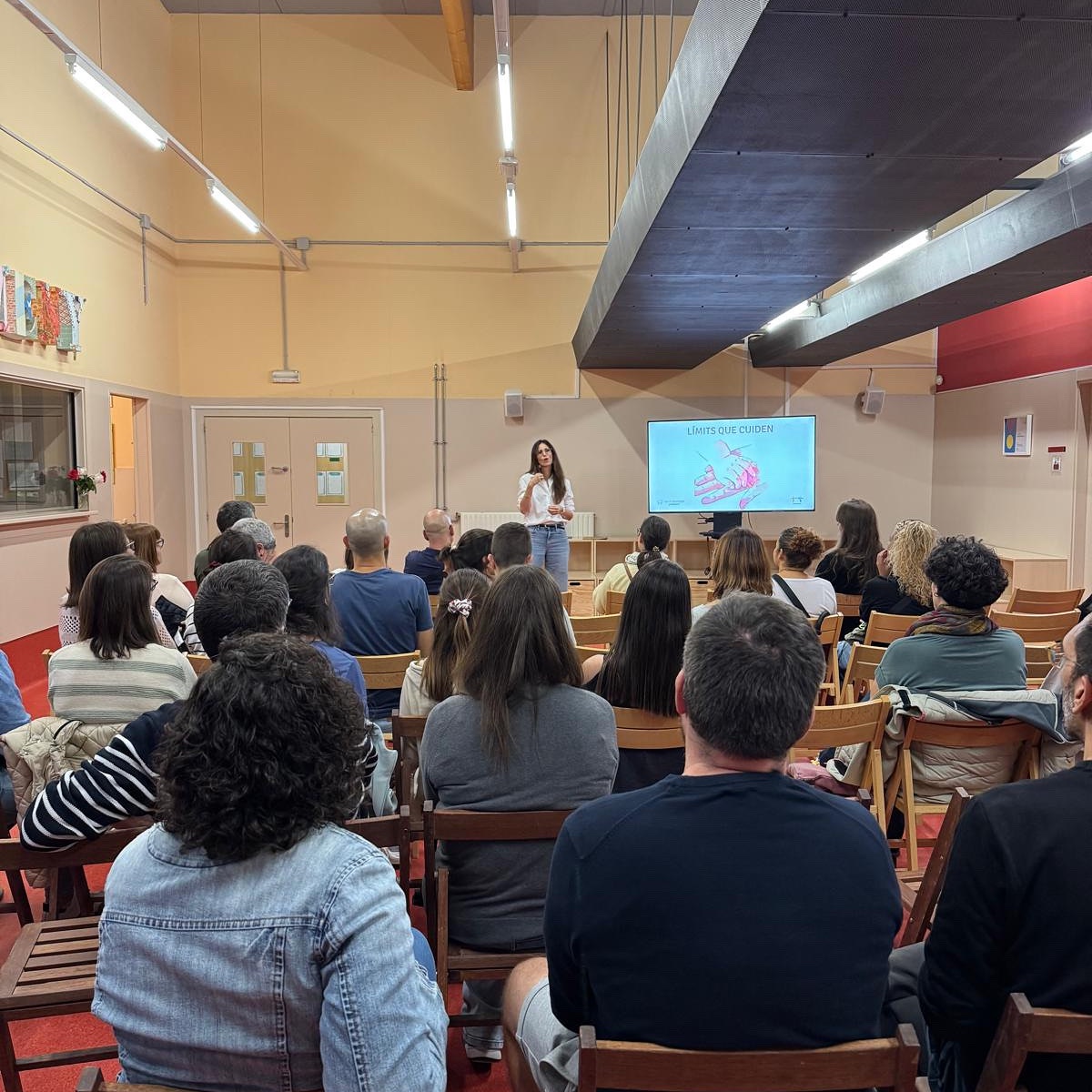 Aquest vespre hem pogut gaudir de la primera xerrada sobre “Límits que cuiden” adreçada a les famílies d’Infantil i de cicle i inicial a càrrec de @positivamentsandra