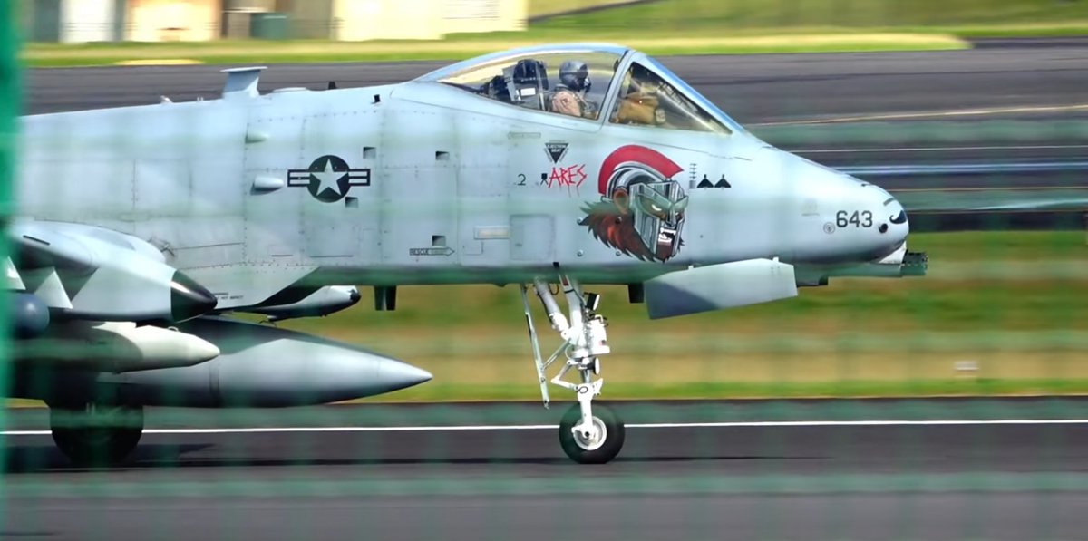 Marcações de vitória abate de 2 "drones" tipologia "Shahed" num A-10C Warthog (AF78-643, s/n 78-0643), da "124th Fighter Wing", parte de um destacamento de aeronaves A-10 dos EUA regressando do Médio-Oriente aos EUA, em escala nas Lajes, Açores, 05Out2025, espada-e-escudo.blogspot.com/2025/10/a-10-p…