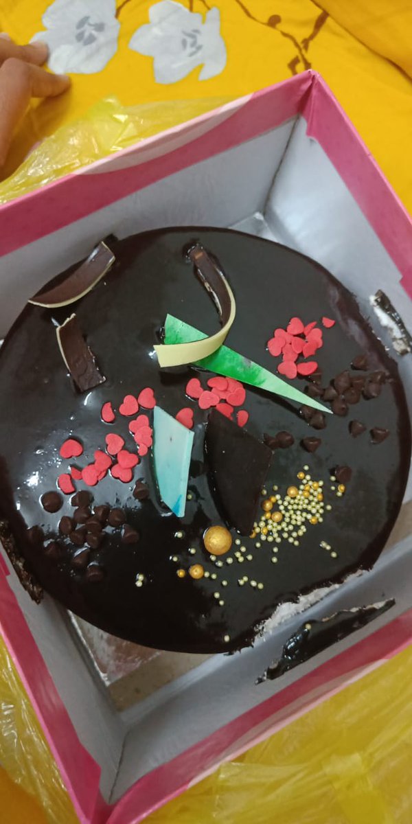 shre_yaa__'s tweet photo. Full on scam on @zomato
I ordered dark chocolate cake from @zomato and they delivered a totally different cake which also had spillage issue and had no resonance with the cake I ordered there customer support didn't even gave a solution &amp; the restaurant didn't answer. #Trending https://t.co/cIDPSOfllx