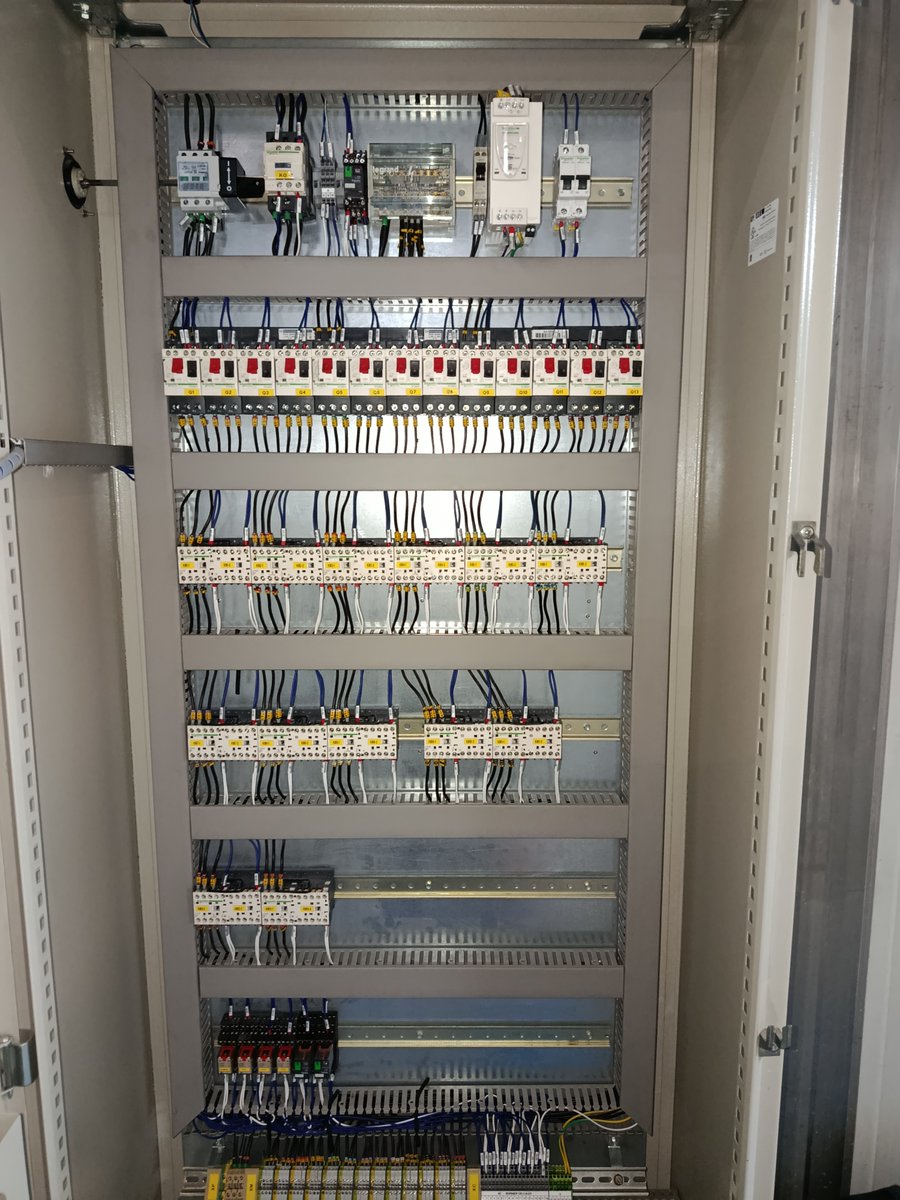 DumalinSebasti1's tweet image. 🔧 Remise en service d’une armoire électrique pour la commande de 2 convoyeurs 🚧
12 départs moteurs, modes manuel/auto et gestion par capteurs.
Une nouvelle étape dans notre collaboration client avant d’autres projets à venir !
#Dumatech #Automatisme #ÉlectricitéIndustrielle