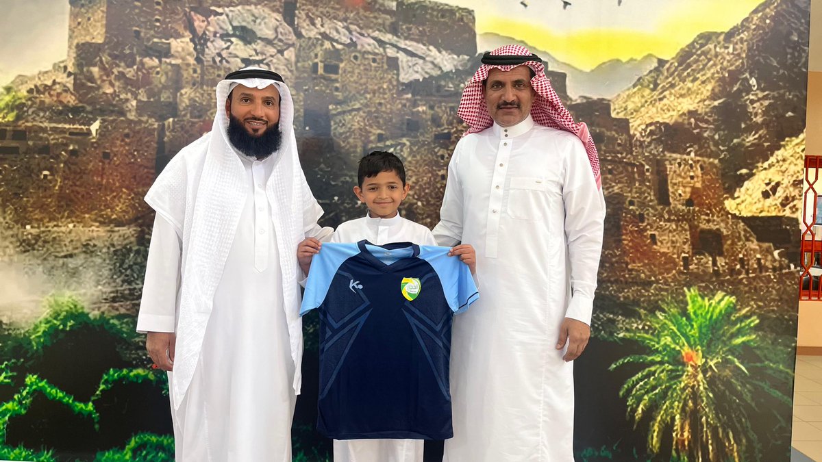 للرياضة دور مجتمعي كبير يشجع كل الأفراد على تقديم الأفضل. 👏

و ايماناً بدور النادي لذلك ، رئيس النادي الاستاذ عبدالله الدويحي ، يُكرم الطالب خالد نعيم الكلي ،  بحضور سعادة مدير مدرسة العسلة الاستاذ / عتيق العمري 
ومعلم التربية الرياضية الاستاذ / سعد ظهران.
و سعادة الأمين العام /