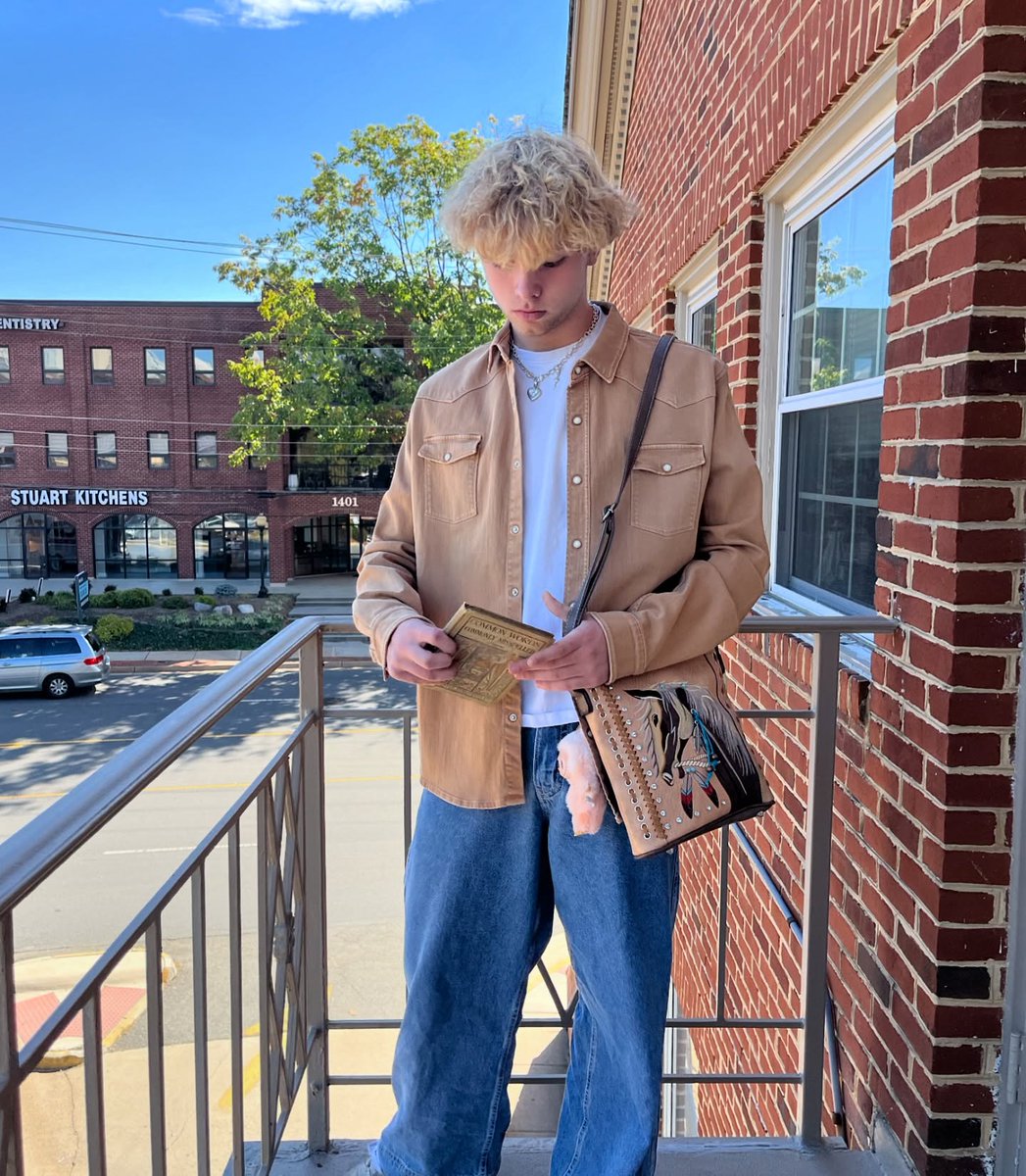 newtoyouinc's tweet image. Outfit details: Shirt: XXL Men’s Butternut LS Snaps. Price: $88 Bag: Beige Brown Horse Embroidery. Price: $31.90 Necklace: Lock &amp;amp; Heart Judith Ripka Diamonds. Price: $192.50 We are not affiliated with any of… #fallfashion #designerconsignment #explorepage #sustainablefashion