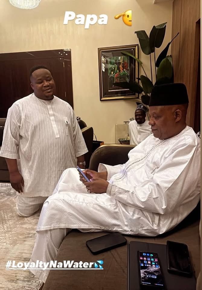 VivianRora's tweet image. Look at Pascal groveling at the feet of Onye Awusa.
So If wealthy Igbo men are being discussed this OTIMKPU also expects to be mentioned?
I doubt he is an Igbo man because no Igbo man kneels to a fellow human.
These are the sell out plaguing South east.
Someone whose…