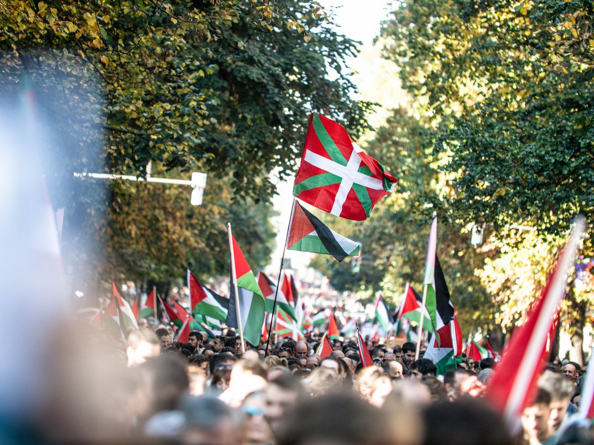 oihanloiti's tweet photo. Herri zatitutik herri zatitura, herri ukatutik herri ukatura. 

Gora Palestina askatuta!
Gora Euskal Herria askatuta! https://t.co/eNGaiSYDyz