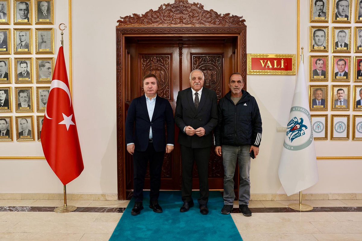 Çalışma ve Sosyal Güvenlik Eski Bakanı, hemşehrimiz Sn. Mustafa Kul ve ilimiz merkeze bağlı Sütpınar Köyü Muhtarı Sn. Necati Kapar; Valimiz Sayın Hamza Aydoğdu'yu makamında ziyaret ettiler.

Nazik ziyaretlerinden dolayı kendilerine teşekkür ediyoruz.