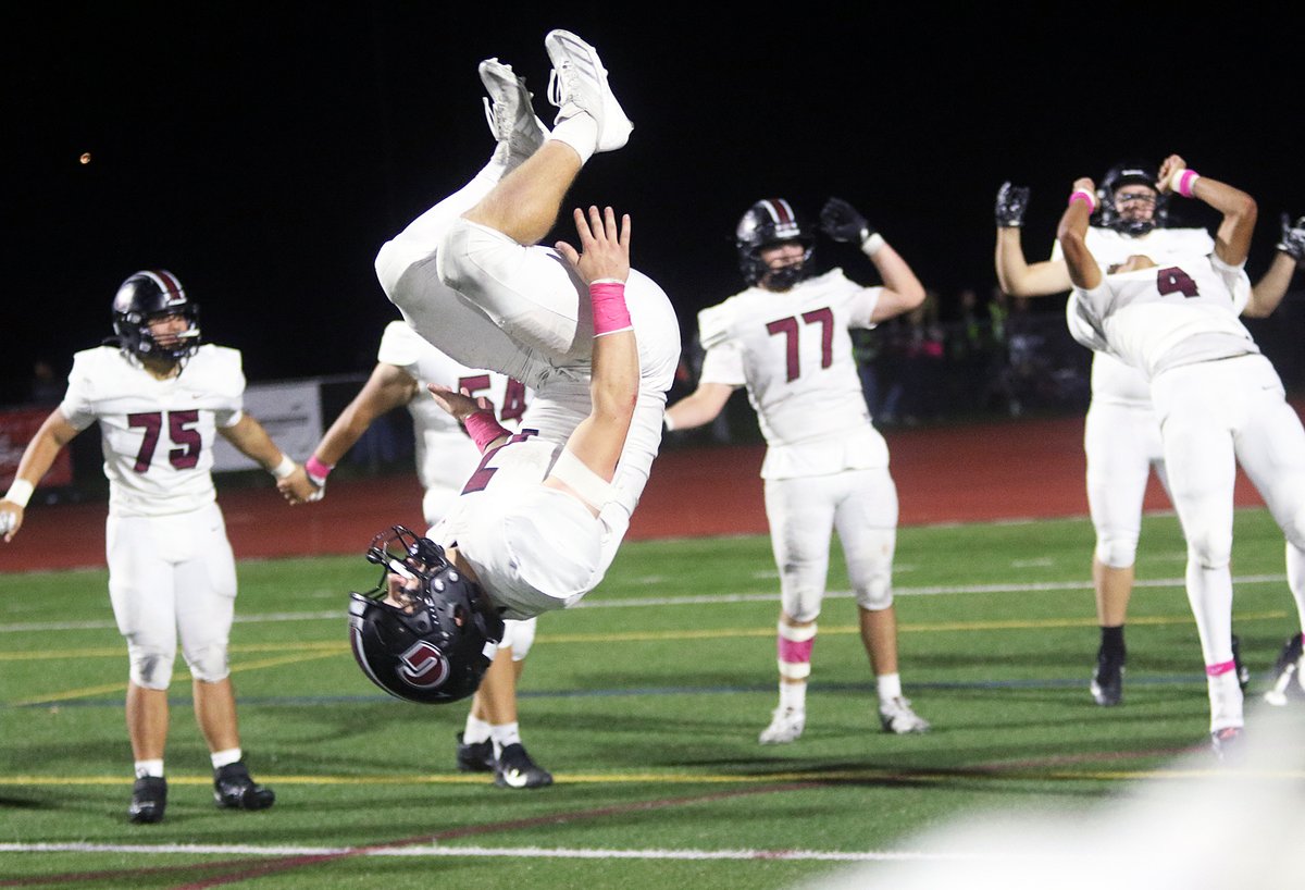 There were some amazing performances in high school football play around the state last week, including a 396 yard, six touchdown game and a 306 yard, five TD game among many others. Take a look at who did what and vote here: oregonlive.com/highschoolspor…