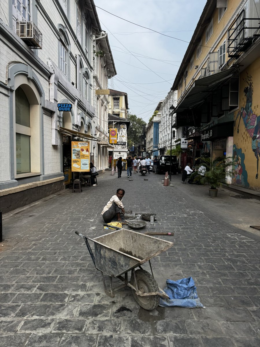 BombaySpy's tweet image. Peak Corruption 

Hi @mybmc why have a single old &amp;amp; unqualified worker try to fix a newly made road which is less than 6 months old? 

Budget: ₹70,000 crore
Actual Spent: ₹70 for old guy to smash one rock at a time.  

Result: road is closed.

📍Kala Ghoda, Mumbai