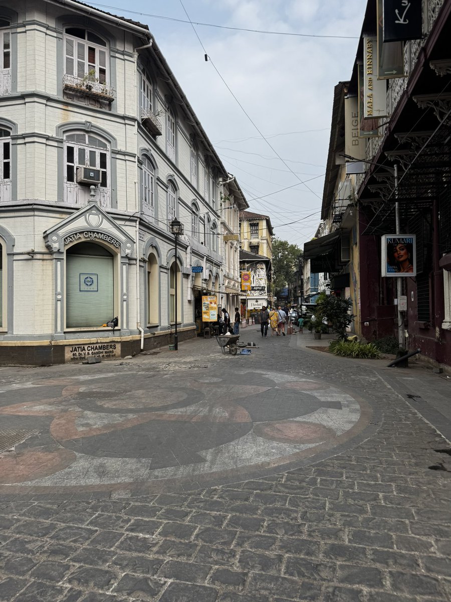 BombaySpy's tweet image. Peak Corruption 

Hi @mybmc why have a single old &amp;amp; unqualified worker try to fix a newly made road which is less than 6 months old? 

Budget: ₹70,000 crore
Actual Spent: ₹70 for old guy to smash one rock at a time.  

Result: road is closed.

📍Kala Ghoda, Mumbai