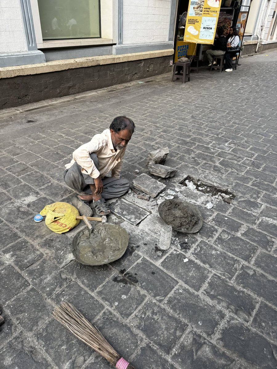 BombaySpy's tweet image. Peak Corruption 

Hi @mybmc why have a single old &amp;amp; unqualified worker try to fix a newly made road which is less than 6 months old? 

Budget: ₹70,000 crore
Actual Spent: ₹70 for old guy to smash one rock at a time.  

Result: road is closed.

📍Kala Ghoda, Mumbai