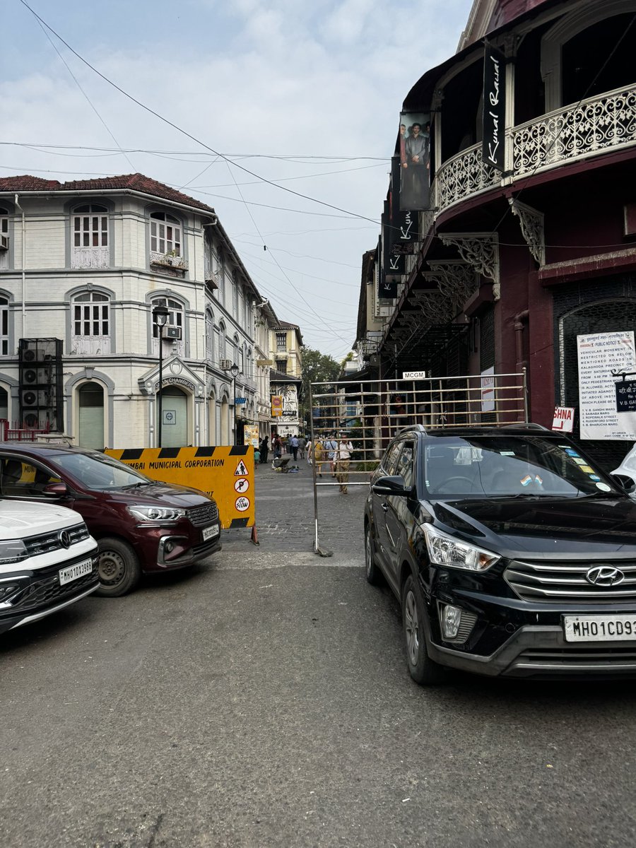 BombaySpy's tweet image. Peak Corruption 

Hi @mybmc why have a single old &amp;amp; unqualified worker try to fix a newly made road which is less than 6 months old? 

Budget: ₹70,000 crore
Actual Spent: ₹70 for old guy to smash one rock at a time.  

Result: road is closed.

📍Kala Ghoda, Mumbai