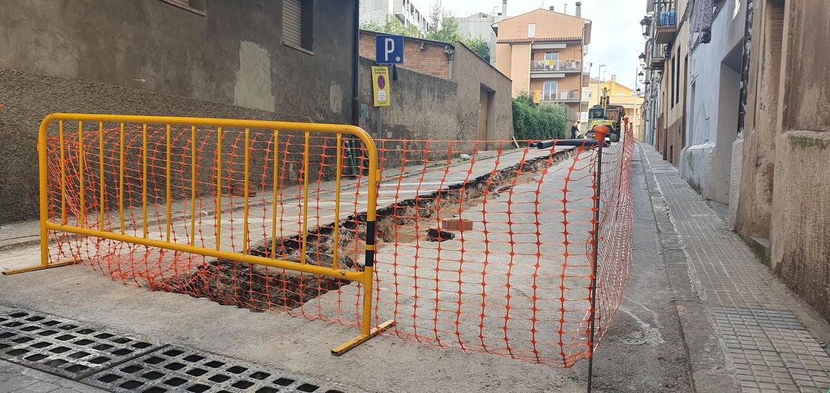 MILLORES | L'<a href="/AjuntamentBerga/">Ajuntament de Berga</a> està renovant el sanejament del carrer mossèn Espelt de Berga

💬 <a href="/AleixSerraUro/">Aleix Serra Uró</a>: "Renovar el clavegueram vol dir fer obres desagraïdes (cares i invisibles), però eviten que es produeixin incidències que afectarien greument la gent"