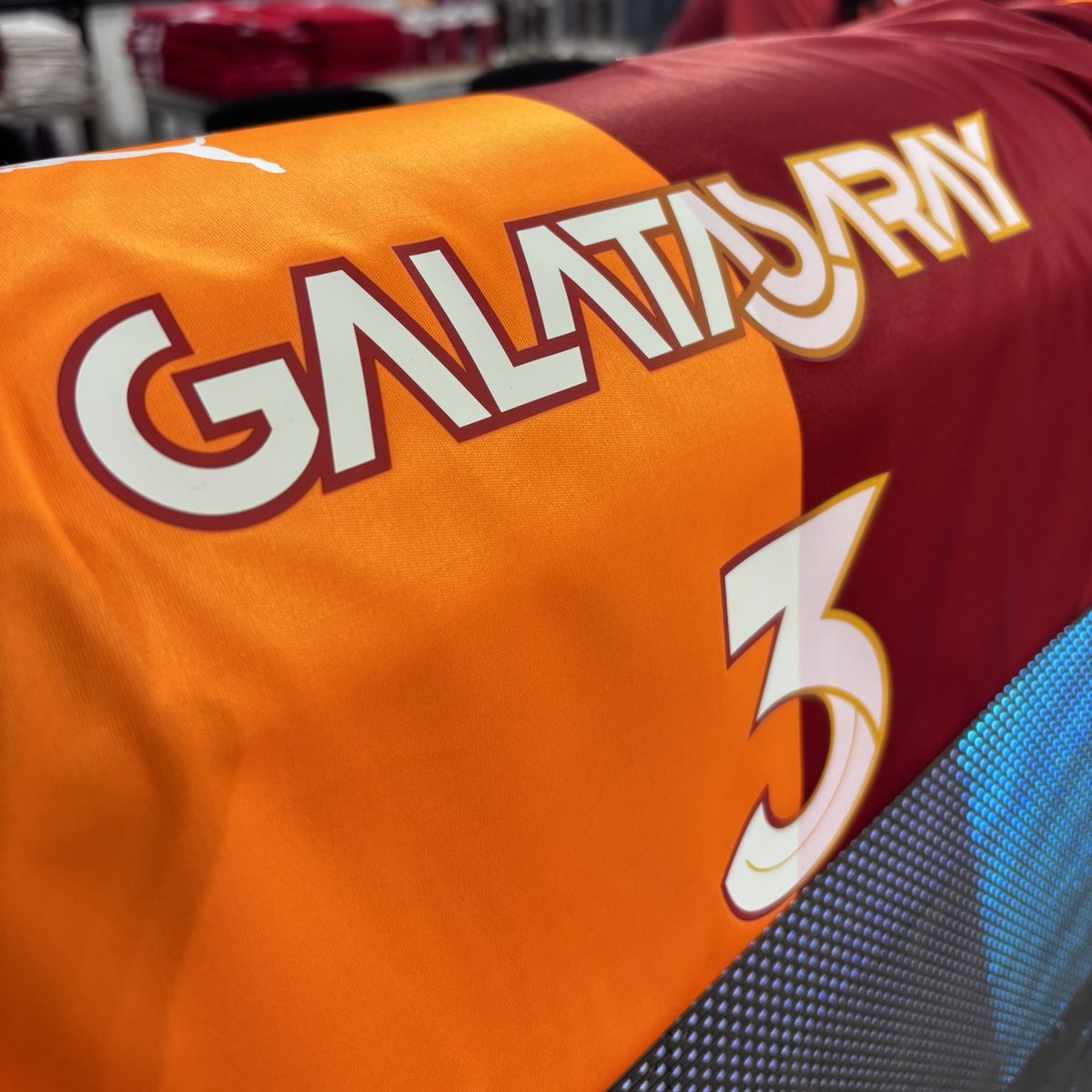 GS Store, voleybol ve basketbol formalarına o branştaki oyuncuların isimlerinin yazılması için çalışmaları sürdürüyor. (Eski Açık)