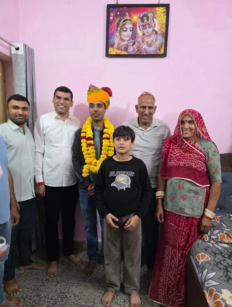 chenaram_01's tweet photo. प्रिय साले जी कुशाल जी चौधरी,
RAS परीक्षा टॉप करने और उसमें चयन होने पर तुम्हें बहुत-बहुत बधाई!तुम्हारी यह सफलता तुम्हारी कड़ी मेहनत,समर्पण और प्रतिभा का परिणाम है।हमें तुम पर बहुत गर्व है।
बधाई हो!
अपनों का साथ...✍🏻
#kushalchoudhary
#RAS_result
#Rank1st
#Ajmer https://t.co/347bVW0fSa