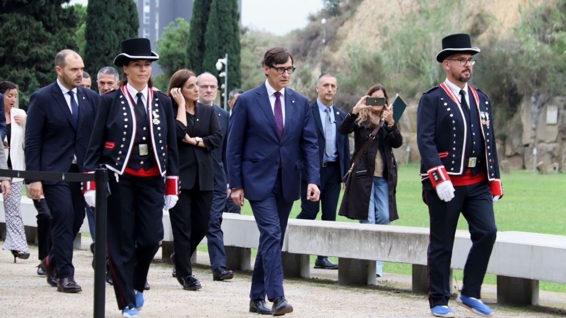 Fa 3 dies retien homenatge a l'exèrcit que va afusellar el president Companys, avui li fan una ofrena floral. Cinisme, corrupció, s'estan carregant el país, però tots pacten amb el PSC per €€€€€.