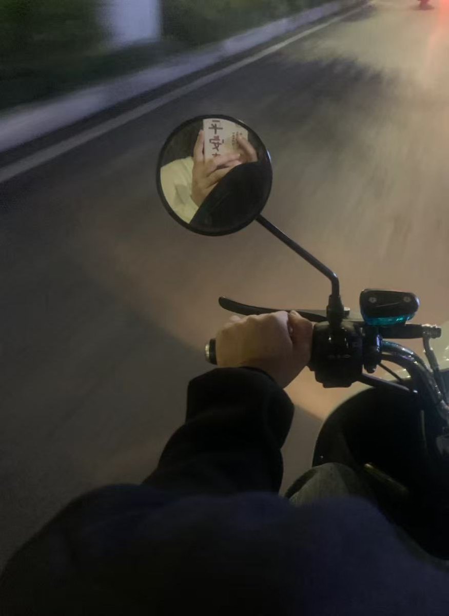 lima_angil's tweet image. 我的快乐就是我的姐妹骑着小电驴带我兜风🥳  贵阳这边有晚上下班一起骑小电驴兜风的不？😜