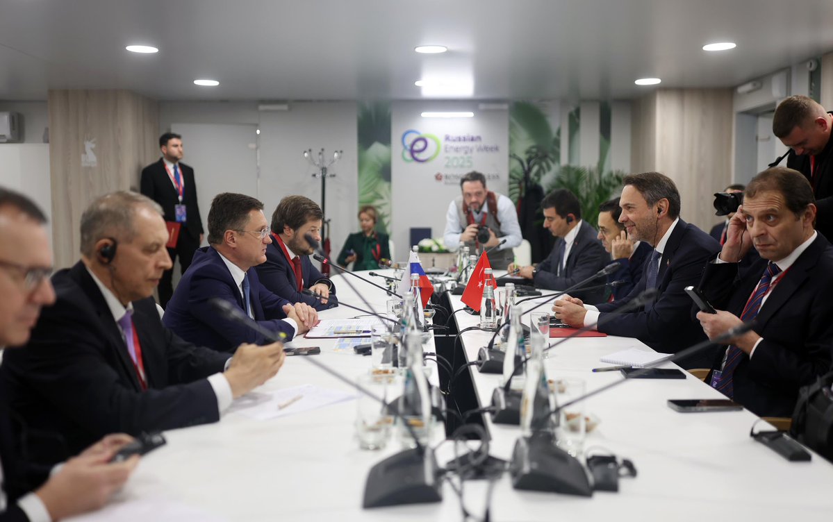 Rusya Enerji Haftası marjında Rusya Başbakan Yardımcısı Sn. Alexander Novak ile verimli bir görüşme gerçekleştirdik.

Görüşmemizde mevcut projelerin ilerleyişini ele alırken, özellikle nükleer enerji ve hidrokarbon alanlarında yeni iş birliği fırsatlarını da kapsamlı şekilde