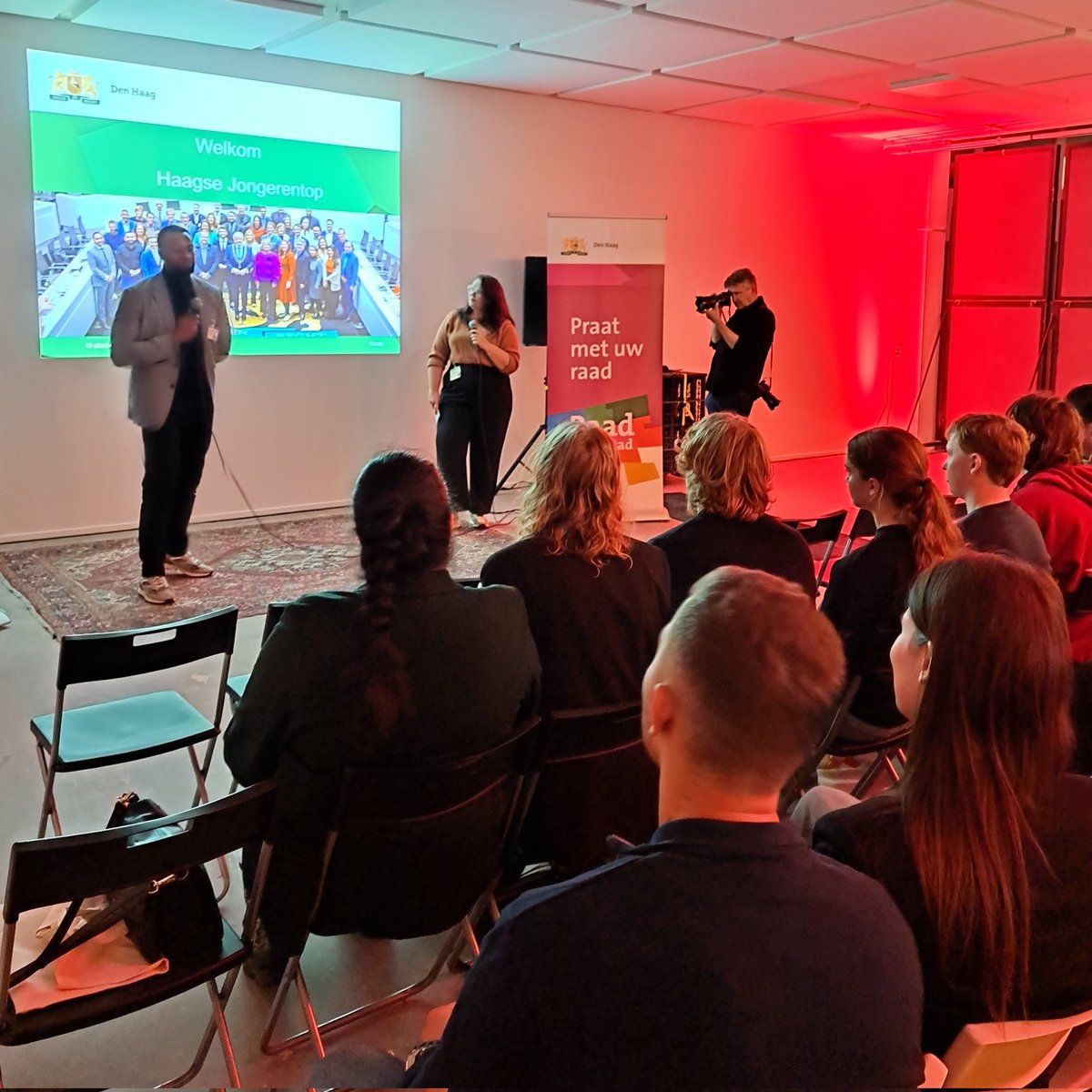 Gemeenteraad070's tweet photo. 🎤 Vanavond gaan jongeren uit Den Haag in gesprek met de gemeenteraad!

Hosts Anthony Uduba en Isabel Bos trappen de avond af en nemen het programma door. 

#RaadInDeStad #Jongerentop070 https://t.co/VQwBebwUk2